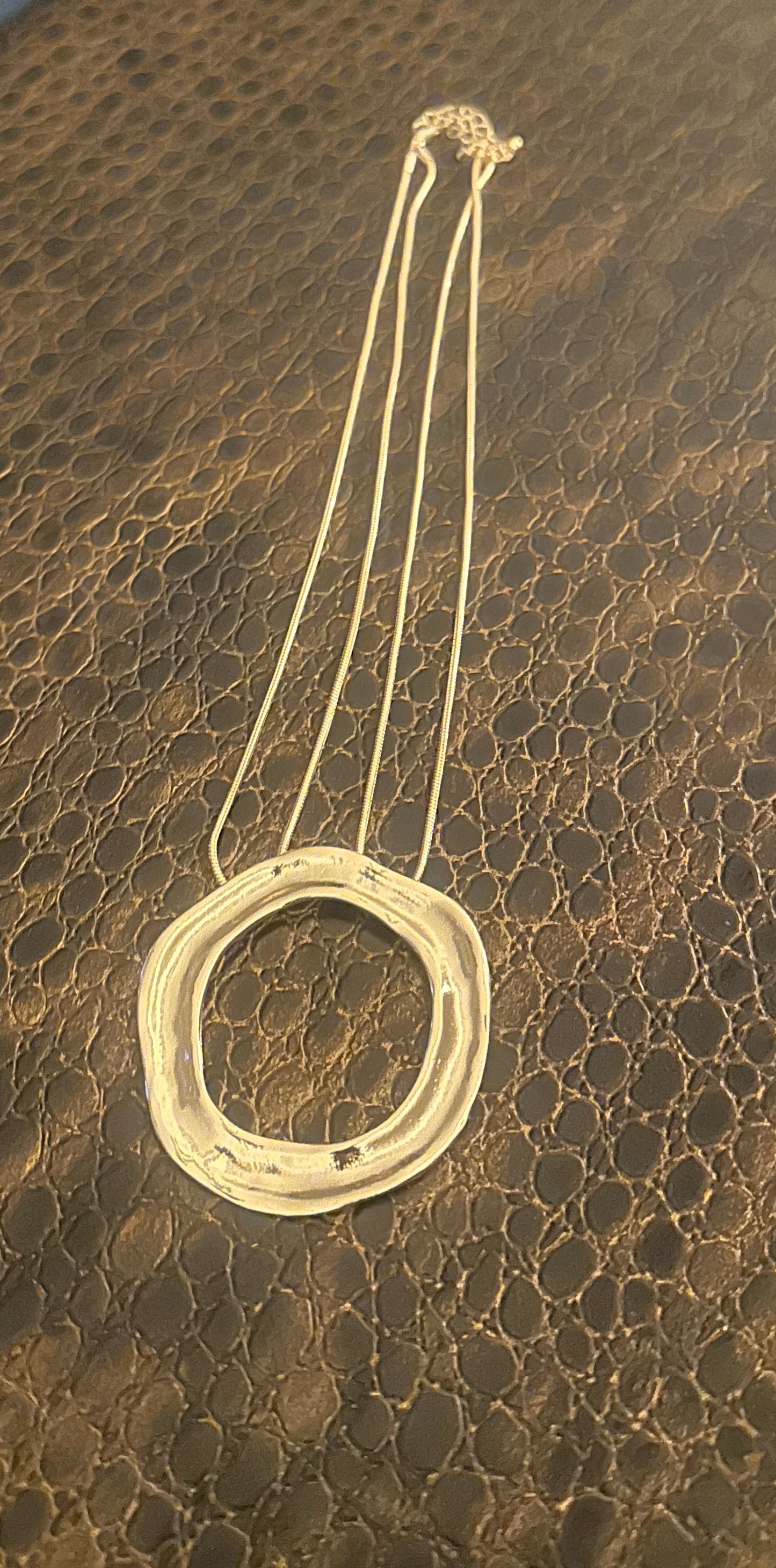 ROUND WAVY NECKLACE